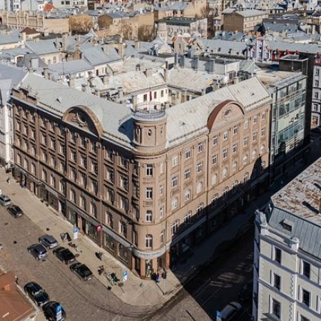 Viens no Rīgas centra nozīmīgākajiem vēsturiskajiem namiem mainījis īpašnieku