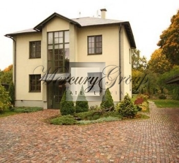 A detached house near the shopping centre &bdquo;Spice