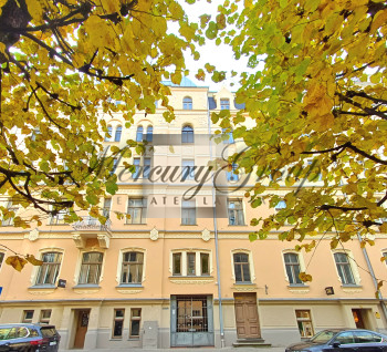 High class apartment in historical building in Riga