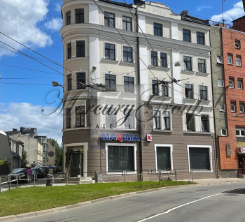 Pārdošanā dzīvojamā ēka ar komerctelpām Rīgas centrā