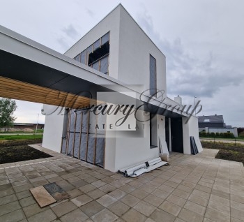 Mūsdienīga māja pirmājā Latvijā Golf ciematā