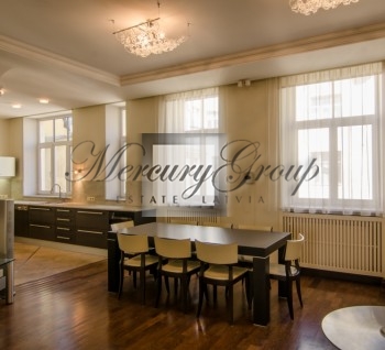 Spacious 6-room apartment is offered for sale in Riga centre
