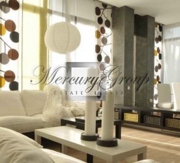 We offer for your attention this luxurious apartment in the heart of J...