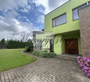 Charming Family Home with Sauna, Veranda, and beautiful garden in a Quiet Green Area for rent