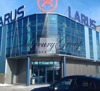 Предлагает в аренду торговую площадь