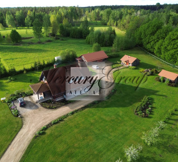 Privāta eko māja gleznainā vietā pie upes.