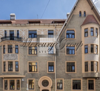 Klusajā centrā tiek piedāvāts elegants 4 istabu dzīvoklis