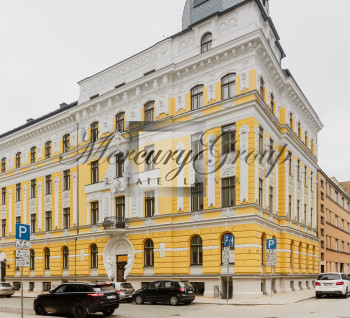 Izīre mūsdienīgu dzīvokļi renovētā jūgendstila ēkas daļā.