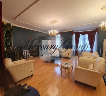 We offer for rent a spacious apartment in the  center of  Riga