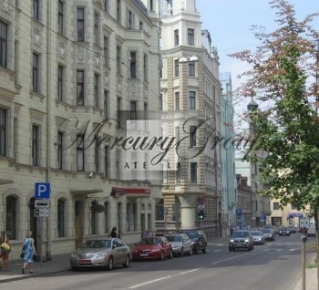 Продается действующее торговое помещение для коммерческой деятельности...