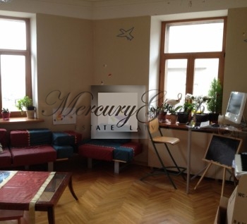 We offer for sale a nice, spacious apartment with view to the river Da...