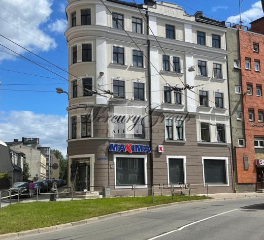 Pārdošanā dzīvojamā ēka ar komerctelpām Rīgas ...