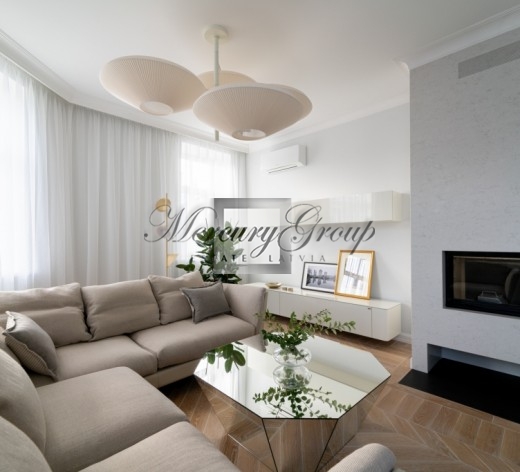 For sale luxury 2-bedroom apartment in the cen...