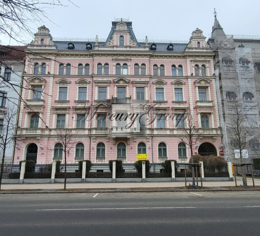 Pārdod ekskluzīvu ēku Rīgas centrā